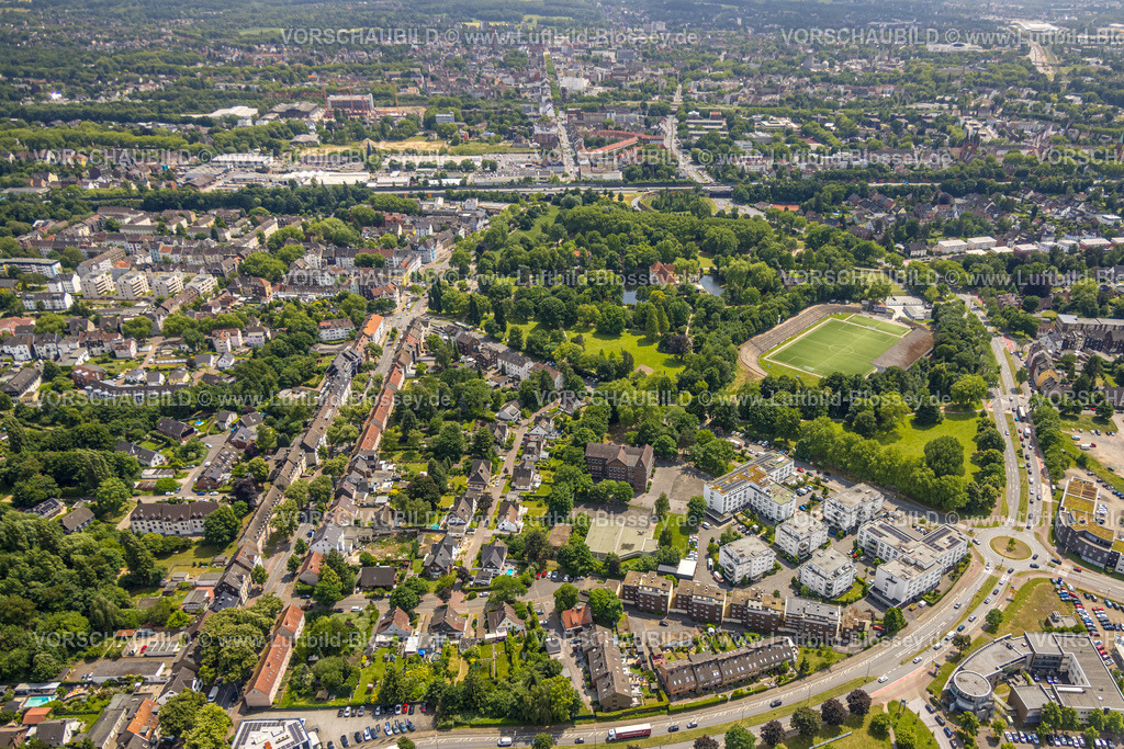 Herne250601786 | Luftbild, Schloßpark mit Schloss Strünkede Wasserschloss, Seniorencampus Protea Wohnen Am Schloss, Kreisverkehr Westring und Forellstraße, Edeka Koch Sportpark Fußballstadion Sportanlage Stadion am Schloß Strünkede des SC Westfalia 04 Herne e. V., Baukau, Herne, Ruhrgebiet, Nordrhein-Westfalen, Deutschland