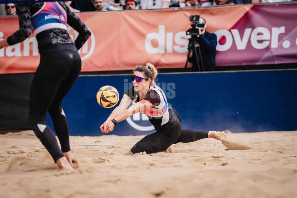 Beachvolleyball | Frauen | Allianz German Beach Tour 2025 | Tourstop Düsseldorf | 17.05.2025 | Sandra Ferger springt zum Ball