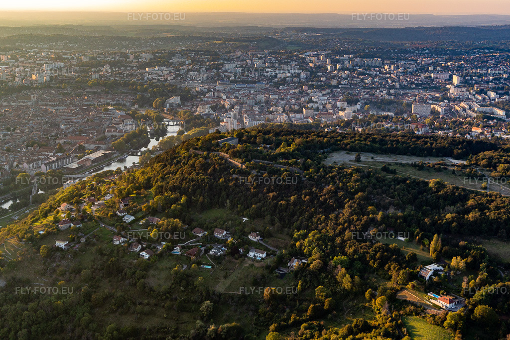 Vue aérienne: Fort de Bregille et Grand Désert à le quartier Brégille in Besançon dans le département Doubs, France. Photo: IMG_129653.jpg prise le 23/09/2021 par Werner Riehm/FLY-FOTO.euRésolution de l'original: 5232 x 3488 px