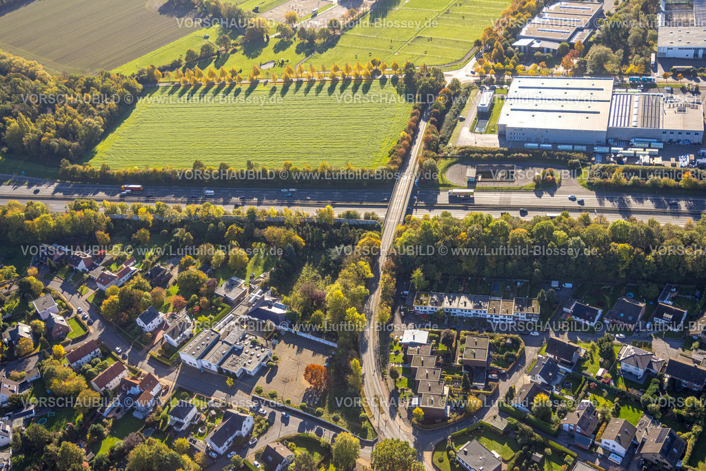 Hamm251001685 | Luftbild, Brücke Wambelner Straße über die Autobahn A2, Wiesenfläche von herbstlicher Baumallee umgeben an der Autobahn A2, herbstliche Bäume, Stadtbezirk Rhynern, Hamm, Ruhrgebiet, Nordrhein-Westfalen, Deutschland