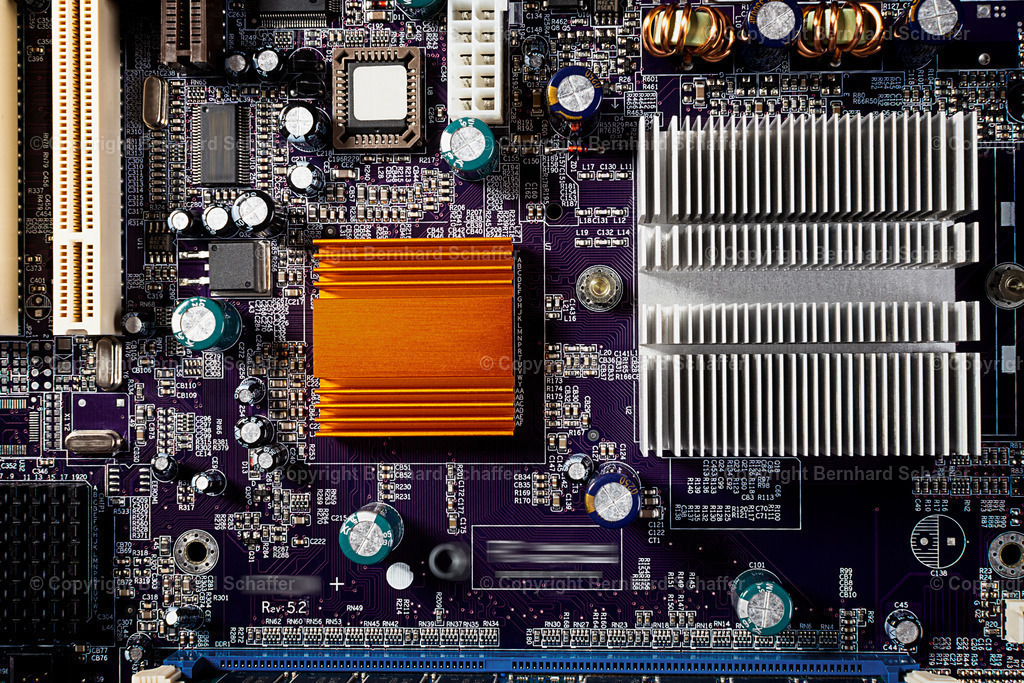 Mainboard Platine | Mainboard eines PCs mit Prozessor und elektronischen Komponenten. - Realisiert mit Pictrs.com