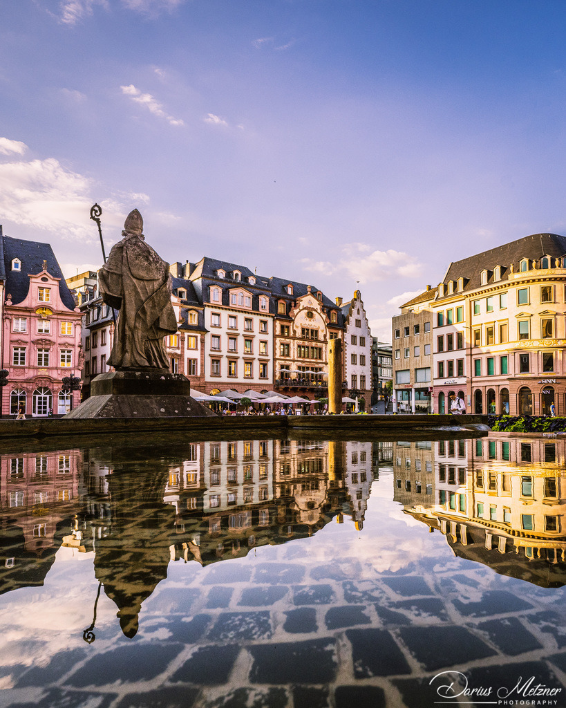 Der Mainzer Marktplatz  | Der Mainzer Marktplatz mit den renovierten Markthäusern im Hintergrund und gespiegelt auch nochmal im Vordergrund. 