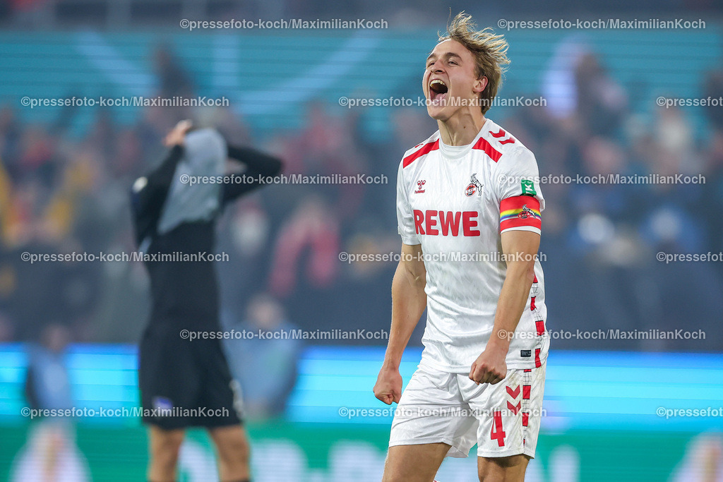 1FC04122403278 | 04.12.2024, Fußball, 1. FC Köln - Hertha BSC, Achtelfinale DFB-Pokal, RheinEnergieSTADION, Saison 2024 2025: Timo Hübers (1.FC Köln #4) jubelnd über den Einzug ins Viertelfinale neben dem enttäuschten Gustav Christensen (Hertha #26)DFB regulations prohibit any use of photographs as image sequences and or quasi-video.
