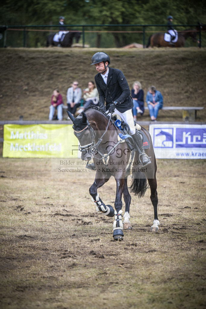DOS_0108 | Entdecke hochwertige Reitturnierfotos von Foto Oger. Professionell, emotional und authentisch – jetzt Lieblingsmomente im Shop bestellen.Deutschlandweite Turnierfotografie. - Realisiert mit Pictrs.com