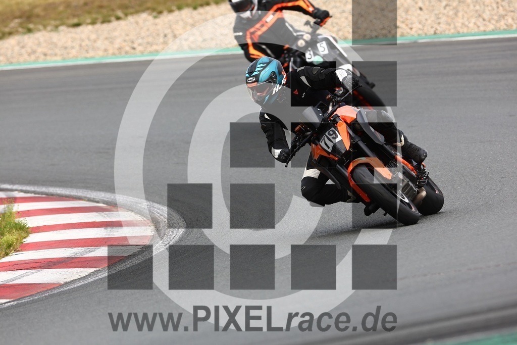 0079-20240909_02491 | Schöne Erinnerungen an spannende Momente - das festzuhalten ist unser Job. PIXELrace.de ist seit 2003 auf den Rennstrecken Europas unterwegs um die Action draußen beim Fahren und die wunderbare Stimmung imm Fahrerlager für euch einzufangen.