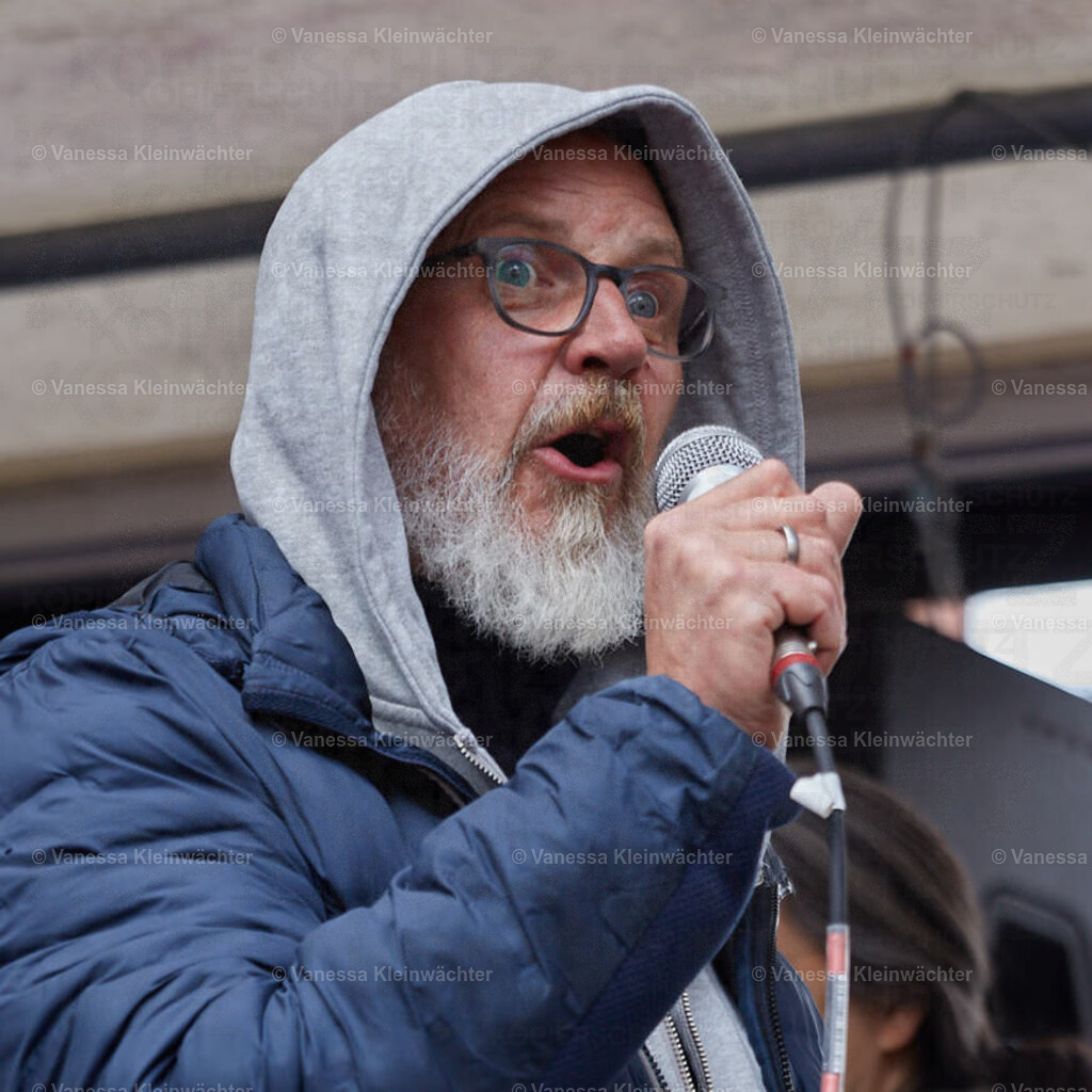 250408_KBS_Kuerzungen_06 | Einige hunderte Menschen protestieren am 08.04.2025 vor der Senatsverwaltung für Gesundheit in Berlin gegen finanzielle Kürzungen bei psychosozialen Kontakt- und Beratungsstellen.  - Realisiert mit Pictrs.com