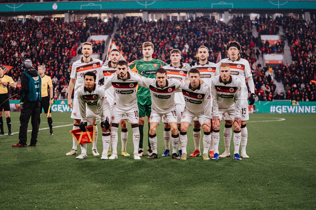 FCS01820 | Der offizielle Shop für FC St. Pauli Fotos. Wähle aus Spielszenen & Fanmomenten dein FCSP Wunschformat. Wir liefern Millerntor-Atmosphäre.