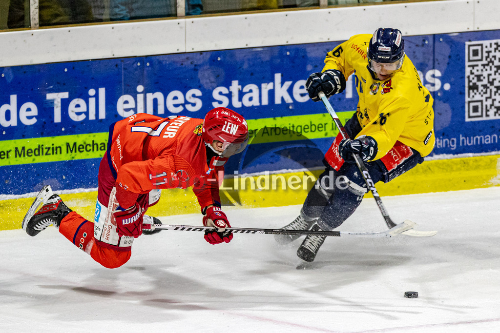 EC Peiting vs Stuttgart REBELS SEC | Eishockey Oberliga Süd 2023/2024, EC Peiting vs Stuttgart REBELS SEC, 20231219,
Kampf um den Puck Michael RUDOLPH (REBELS 16) und Samuel PAYEUR (ECP 17),
2023-12-19 in Peiting (Eisstadion)
17 Samuel PAYEUR (ECP 17), 16 Michael RUDOLPH (REBELS 16)
Copyright: WolfgangxLindner