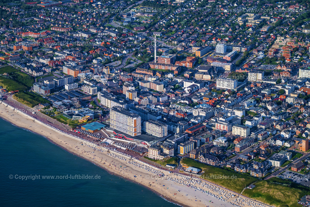 Sylt_Westerland_Strandpromenade_ELS_6904130825 | SYLT 13.08.2025 Hochhaus- Gebäude der Hotelanlage " Haus Metropol " im Ortsteil Westerland in Sylt auf der Insel Sylt im Bundesland Schleswig-Holstein, Deutschland. Weiterführende Informationen bei: Reinhold Riel Immobilien GmbH. // High-rise building of the hotel complex " Haus Metropol " in the district Westerland in Sylt on Island Sylt in the state Schleswig-Holstein, Germany. Further information at: Reinhold Riel Immobilien GmbH. Foto: Martin Elsen