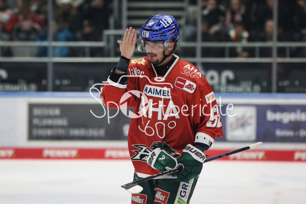 Augsburger Panther - Adler Mannheim | Otso RANTAKARI (AEV #52) braucht ein Tuch zum abwischen seines Helmes / Symbolbild / Scheibenwischer / Wischen