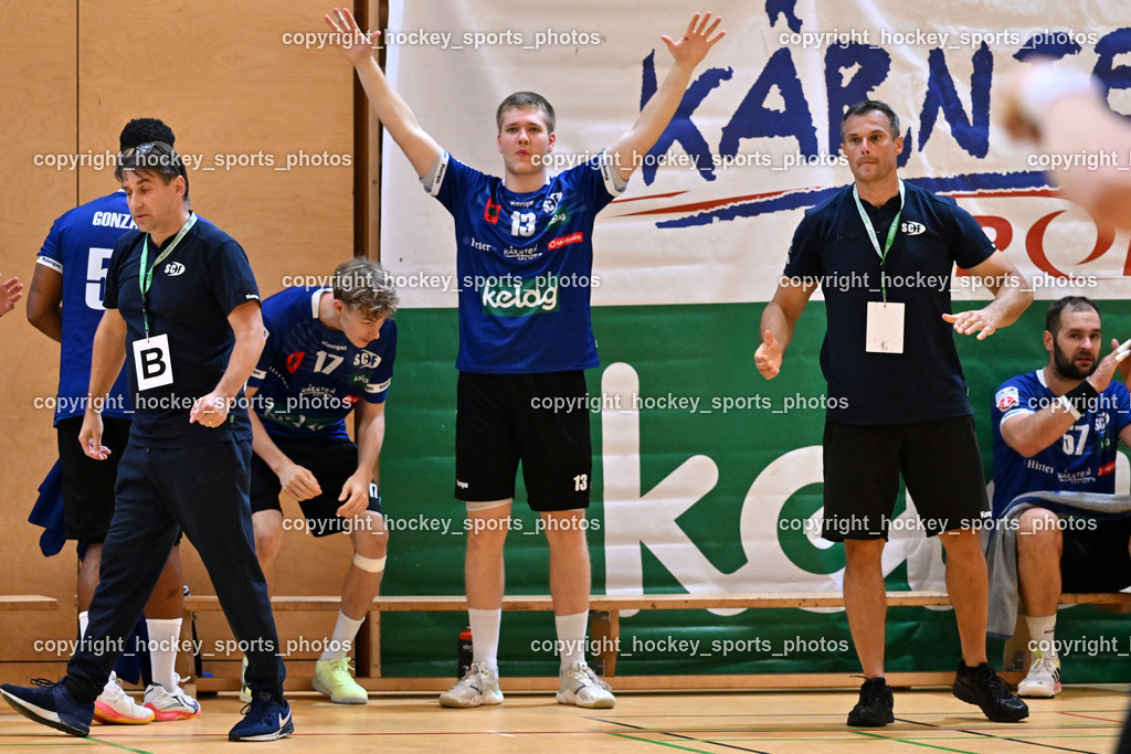 SC Ferlach vs. UHC Hollabrunn | Jubel Spielerbank SC Ferlach, Headcoach SC Ferlach BEGUS Robert, #13 GYSIN David SC Ferlach, Asisstentcoach SC Ferlach BARISIC Miro, SC Ferlach vs. UHC Hollabrunn, SC Ferlach vs. UHC Hollabrunn am 20.09.2025 in Ferlach (Ballspielhalle Ferlach), Austria, (Photo by Bernd Stefan)