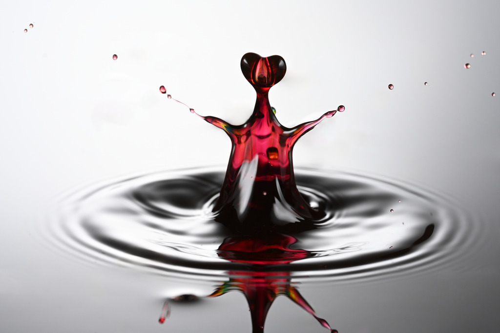 Ich habe Dich so lieb | Manchmal entstehen bei der Tropfenfotografie zufällige Formen, die zeigen wie lieb sie Dich haben. Dieser Tropfen sieht aus wie eine Umarmung und hat auch noch einen herzförmigen Kopf. Wie schön kann doch die Fotografie sein...Auch diese Aufnahme ist ein beeindruckendes Beispiel für Highspeed-Fotografie und die Schönheit flüchtiger Naturmomente.Eine wunderschöne Aufnahme, die gern in orthopädischen Praxen oder beim Physiotherapeuten die Wände ziert. Beruhigend und faszinierend.