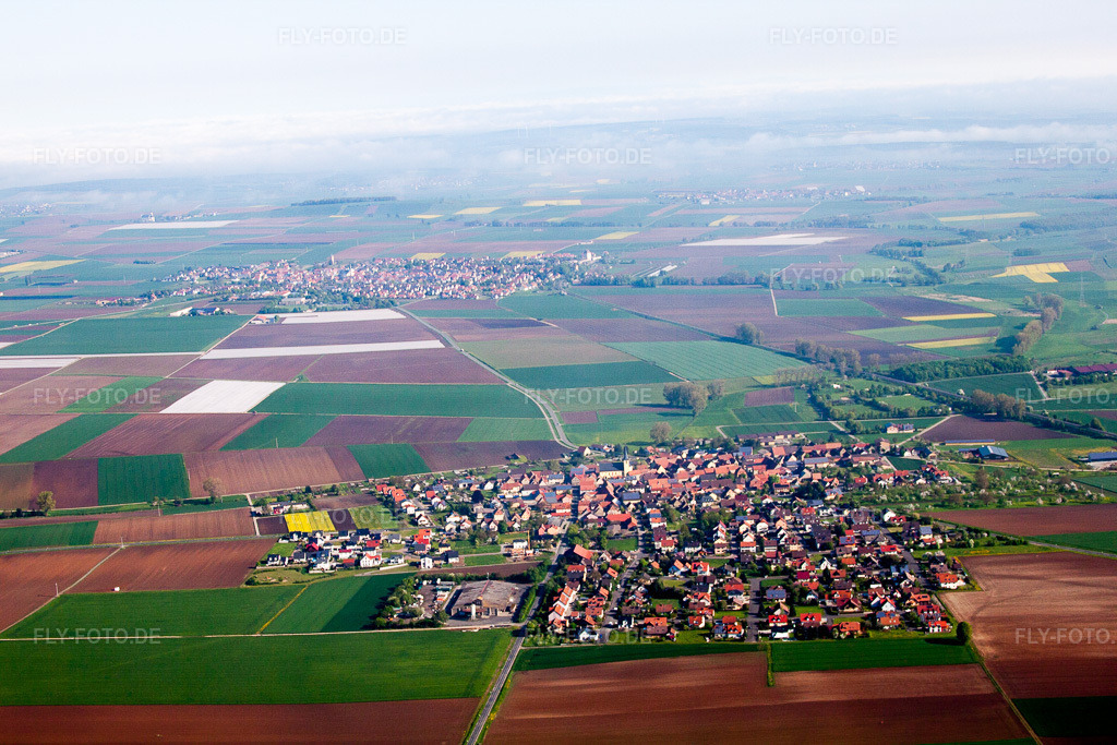 Luftbild: landwirtschaftlichen Feldern und Nutzflächen in Oberpleichfeld im Bundesland Bayern in Deutschland. – Foto: IMG_57085.jpg vom 08.05.2013 durch Werner Riehm/FLY-FOTO.de – Auflösung des Originals: 4752 x 3168 px