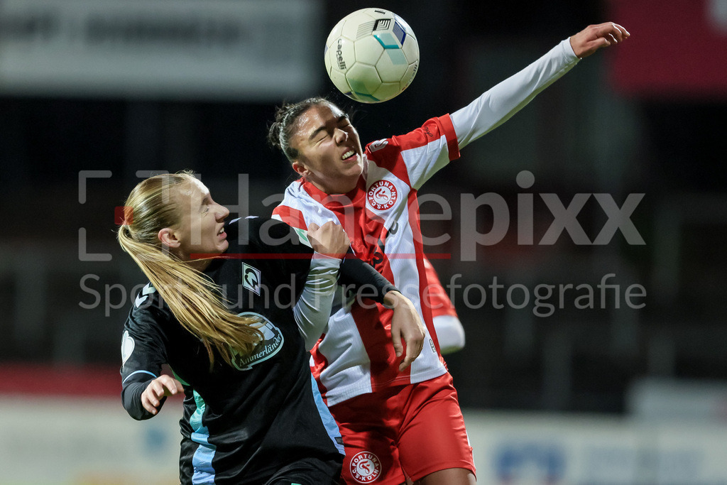 Fussball, DFB-Pokal Frauen, SC Fortuna Köln - SV Werder Bremen | v.li.: Emöke Papai (SV Werder Bremen, 16) und Emma Gumbel (SC Fortuna Köln, 21) im Kopfballduell, Kopfball, Zweikampf, Action, Aktion, Spielszene, DIE DFB-RICHTLINIEN UNTERSAGEN JEGLICHE NUTZUNG VON FOTOS ALS SEQUENZBILDER UND/ODER VIDEOÄHNLICHE FOTOSTRECKEN. DFB REGULATIONS PROHIBIT ANY USE OF PHOTOGRAPHS AS IMAGE SEQUENCES AND/OR QUASI-VIDEO.