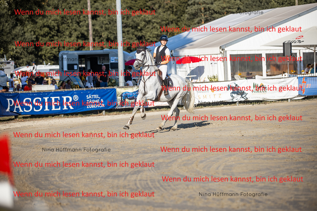 BK1A8774 | Turnierbilder Turnierfotos Nina Hüffmann Turnierfotografie Pferdefotografie Tierzeichnung Haustierzeichnung Pferdezeichnung Hundezeichnung Videograf  - Realisiert mit Pictrs.com