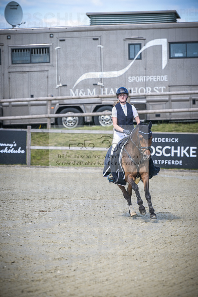 DOS_0070 | Entdecke hochwertige Reitturnierfotos von Foto Oger. Professionell, emotional und authentisch – jetzt Lieblingsmomente im Shop bestellen.Deutschlandweite Turnierfotografie. - Realisiert mit Pictrs.com