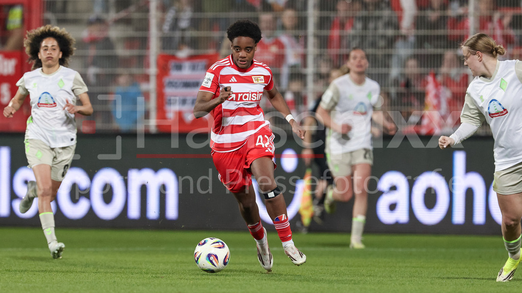 Fussball, Google Pixel Frauen-Bundesliga, 1. FC Union Berlin - SV Werder Bremen | Naika Reissner (1. FC Union Berlin, 42) am Ball, Einzelbild, Ganzkörper, Aktion, Action, Spielszene, DIE DFB-RICHTLINIEN UNTERSAGEN JEGLICHE NUTZUNG VON FOTOS ALS SEQUENZBILDER UND/ODER VIDEOÄHNLICHE FOTOSTRECKEN. DFB REGULATIONS PROHIBIT ANY USE OF PHOTOGRAPHS AS IMAGE SEQUENCES AND/OR QUASI-VIDEO.