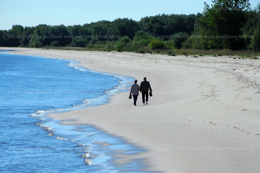 Krautsand_ELS_601469346 | Kehdingen - Aufnahmedatum: 31.08.2010, Aufnahmehöhe:  m, Koordinaten:  - , Bildgröße: 4256 x  2832 Pixel - Copyright 2010 by Martin Elsen, Kontakt: Tel.: +49 157 74581206, E-Mail: info@schoenes-foto.deSchlagwörter: Elbe, Krautsand,Drochtersen,Deich,Leuchtturm,Tidenkieker, - Realisiert mit Pictrs.com