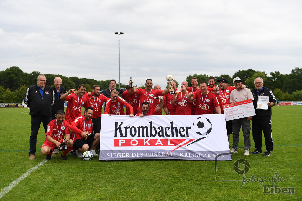 SV Brake Ü40-BW Bümmerstede (Ü40) | Kreispokal Finale Jade-Weser-Hunte Ü40; SV Brake Ü40 (rot)-BW Bümmerstede Ü40 (weiß) am 15.06.2025 in Rastede (Sportanlage Köttersweg), Photo: Philip Eiben 2025 - Realisiert mit Pictrs.com