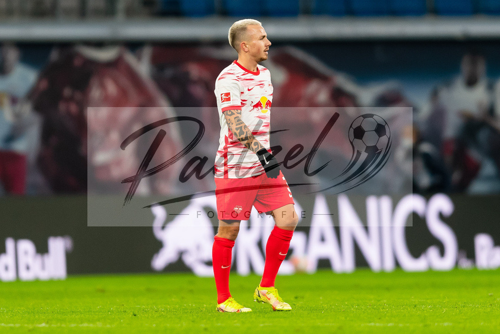 RBLLEV20211128_069 | Fussball, Herren: Jose Angelino (RB Leipzig) enttaeuscht bei dem Spiel der 1. Bundesliga zwischen RB Leipzig und Bayer 04 Leverkusen in der Red Bull Arena am 28.11.2021 in Leipzig, Deutschland.DFB / DFL REGULATIONS PROHIBIT ANY USE OF PHOTOGRAPHS AS IMAGE SEQUENCES AND/OR QUASI-VIDEO. - Realisiert mit Pictrs.com