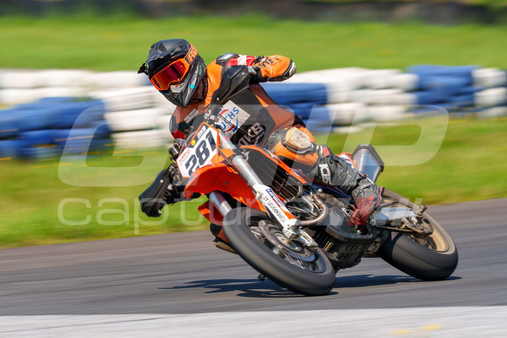 G-Cup + Supermoto Staatsmeisterschaft + Hungarian Supermoto Championship | GRIPcapture steht für authentische Sportfotografie in Österreich – für Momente, die mehr sind als Geschwindigkeit oder Ergebnis. Es geht um Emotion, Spannung, Fokus und den Augenblick, der oft nur einen Wimpernschlag dauert.Ob Motorsport, Teamsport oder 