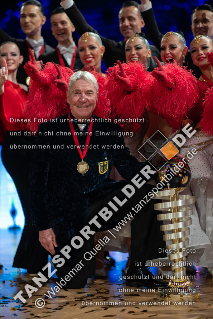 20251206-06161 | Hier finden Sie Tanz Bilder vom Latein und Standard Formationen tanzen. Sportbilder vom Tanzsport. Schöne Fotos und von Weltmeisterschaft, Europameisterschaft, Bundesliga, Regionalliga, Oberliga und Landesliga sowie von GOC Stuttgart, DanceComp, WM Bremen