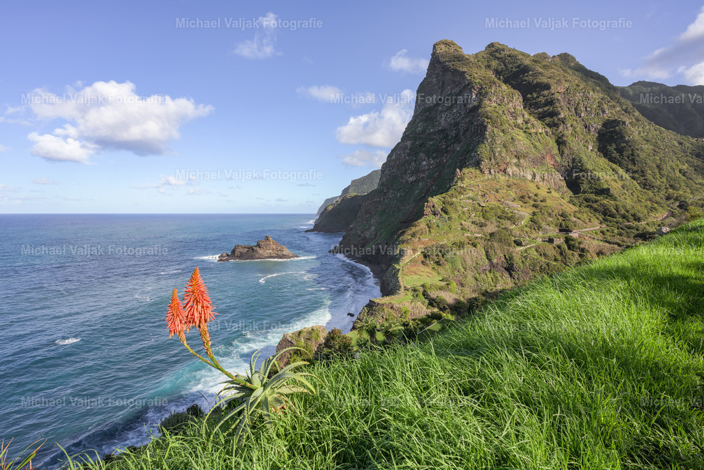 Miradouro de São Cristovão | Der Miradouro de São Cristóvão an der Nordküste Madeiras ist ein wahrer Geheimtipp für alle, die die Schönheit der Insel in vollen Zügen erleben möchten. Er liegt in der Nähe von Boaventura und bietet einen unvergleichlichen Blick auf die raue Atlantikküste, steile Klippen und das türkisfarbene Meer. Der Kontrast zwischen den üppig grünen Berghängen und den dramatischen Felsformationen entlang der Küste macht diesen Ort zu einem besonderen Erlebnis. - Realisiert mit Pictrs.com
