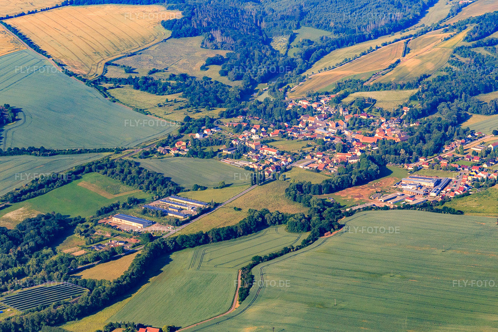 Luftbild: Dorfansicht aus Nordosten im Ortsteil Vatterode in Mansfeld im Bundesland Sachsen-Anhalt in Deutschland. Foto: IMG_148100.jpg vom 12.06.2025 durch Werner Riehm/FLY-FOTO.de