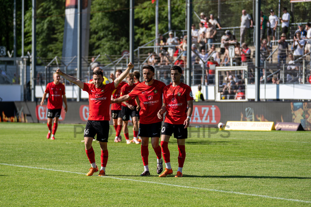 Stuttgarter Kickers vs. SG Sonnenhof Großaspach, Fussball, WFV-Pokal, Finale, 23.05.2026 | Mert Tasdelen (SG Sonnenhof Großaspach, #10) jubelt mit Volkan Celiktas (SG Sonnenhof Großaspach, #05) und seiner Mannschaft nach Treffer zum 1:4,Stuttgarter Kickers vs. SG Sonnenhof Großaspach, Fussball, WFV-Pokal, Finale, 23.05.2026