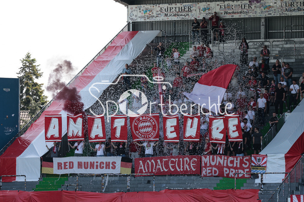 SpVgg Greuther Fürth II - FC Bayern Amateure | Die Fans der Bayern Amateure unterstuetzen ihr Team in Fuerth / Zuschauer / Ultras / Choreo / Choreographie/ Pyrotechnik / Pyro