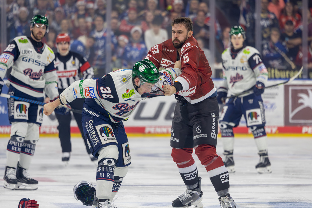 DEL, Deutsche Eishockey Liga Saison 2025/26, 31 Spieltag: Adler Mannheim gegen Eisbären Berlin | DEL, Deutsche Eishockey Liga Saison 2025/26, 31 Spieltag: Adler Mannheim gegen Eisbären Berlin***Bild: Faustkampf zwischen Tobias Fohrler (5, Mannheim) und Yannick Veilleux (38, Berlin) - Realisiert mit Pictrs.com
