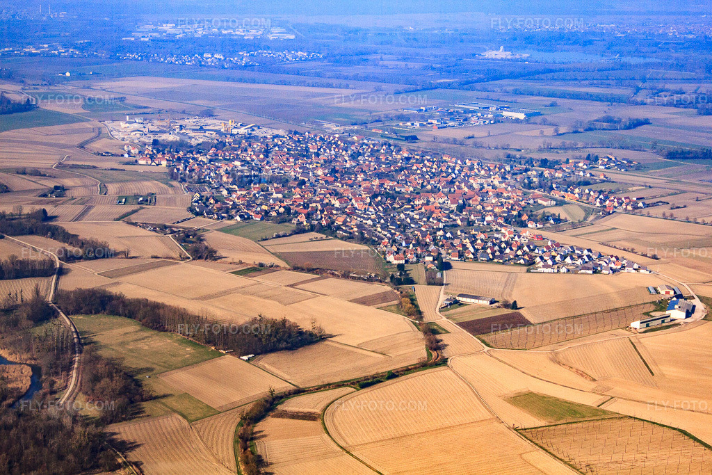 Aerial view: View of the town from the northeast in Kilstett in the state Bas-Rhin, France. – Photo: IMG_62894.jpg taken on 03/09/2014 by Werner Riehm/FLY-FOTO.com – Resolution of the original: 4752 x 3168 px