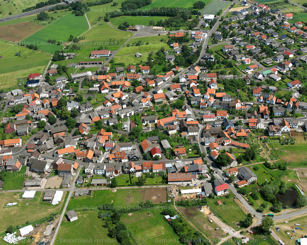 2614797 | ATZENHAIN 09.06.2006 Ortsansicht am Rande von landwirtschaftlichen Feldern und Nutzflächen  in Atzenhain im Bundesland Hessen, Deutschland // Village view on the edge of agricultural fields and land  in Atzenhain in the state Hesse, Germany Foto: Gerhard Launer