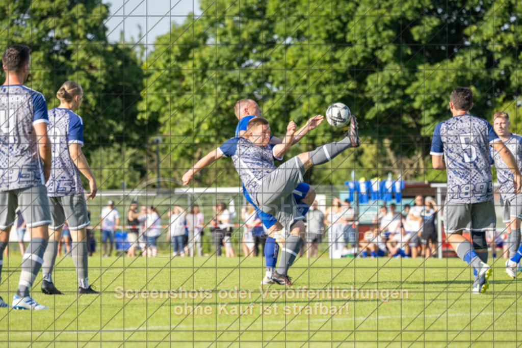 20250618_184941_0139 | #,SG Erkenbrechtsweiler-Hochwang (blau) vs. TSV Berkheim (grau), Fußball, Entscheidungsspiel 2 in Bezirksliga - Bezirk Neckar/Fils, Saison 2024/2025, Rasenplatz, Erlengarten 37, 73087 Bad Boll, 18.06.2025 - 18:30 Uhr,Foto: PhotoPeet-Sportfotografie/Peter Harich