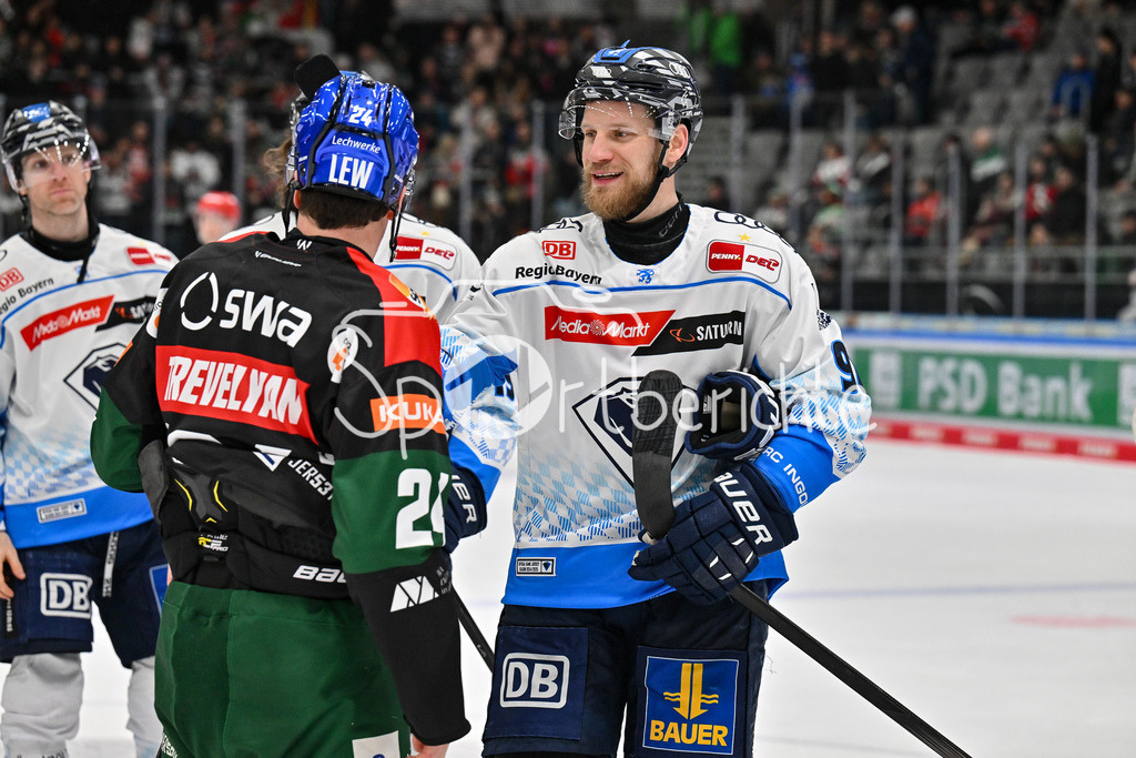 Augsburger Panther - ERC Ingolstadt | Nach der Partie verabschieden sich T. J. TREVELYAN (Augsburger Panther #24) und Daniel SCHMOELZ (ERC Ingolstadt #92) freudschaftlich / DEL: Augsburger Panther - ERC Ingolstadt, Curt Frenzel Stadion am 26.01.2025