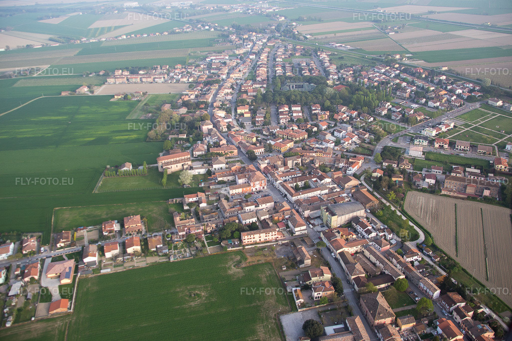 Vue aérienne: Vue de la ville à Sant'Alberto dans le département Émilie-Romagne, Italie. Photo: IMG_087356.jpg prise le 05/04/2016 par Werner Riehm/FLY-FOTO.euRésolution de l'original: 5285 x 3523 px