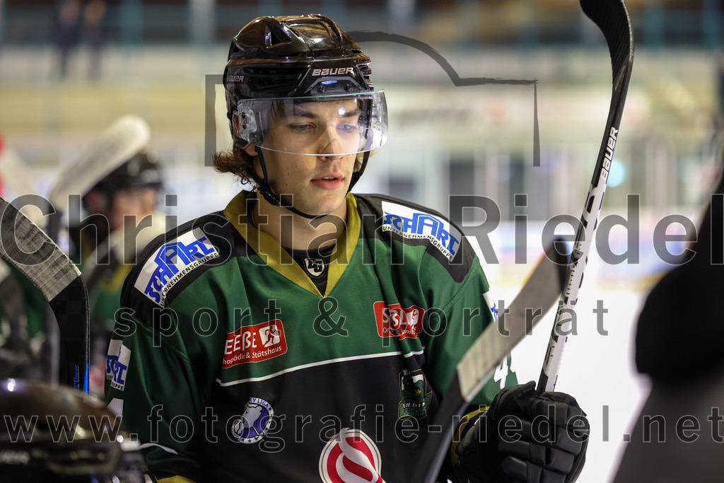 2022-11-06_043_TSV_Erding_gegen_EHC_Koenigsbrunn | Erding, Deutschland, 06.11.2022:
Eishockey, Bayernliga 2022 / 2023, 11. Spieltag, TSV Erding gegen EHC Königsbrunn, Endergebnis: 1:7

Paul Wallek (Erding Gladiators, #44)

Foto: Christian Riedel / fotografie-riedel.net