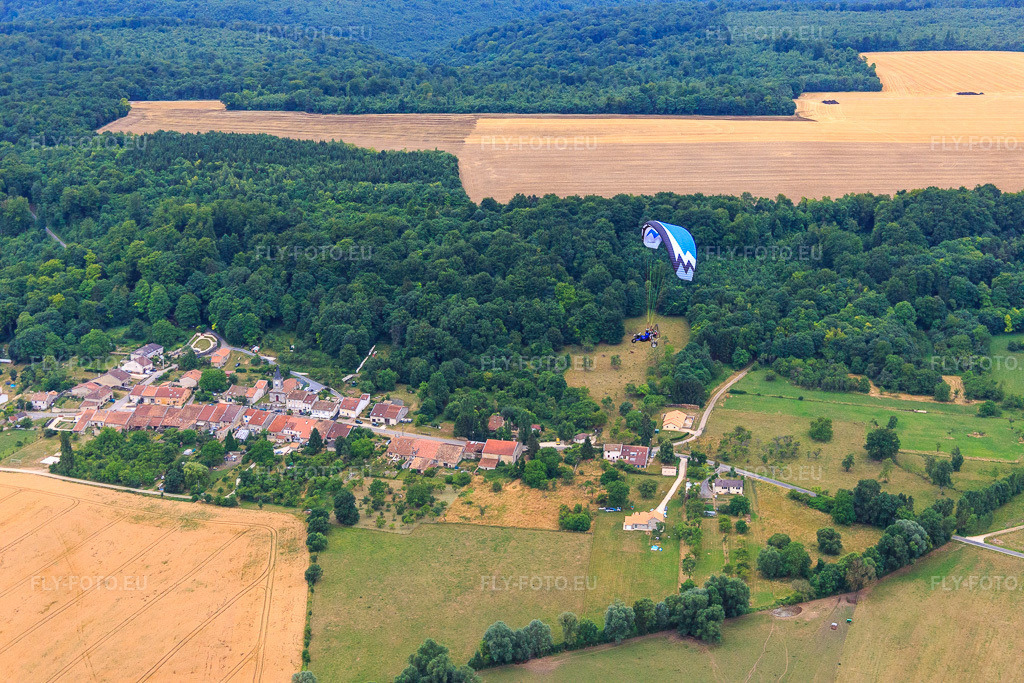 Vue aérienne: Vue de la ville depuis le nord à Girauvoisin dans le département Meuse, France.Photo: IMG_083393.jpg prise le 12/07/2015 par Werner Riehm/FLY-FOTO.euRésolution de l'original: 5472 x 3648 px