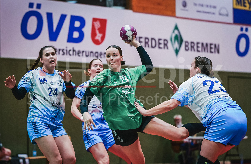 Handball, 2. Bundesliga Frauen, SV Werder Bremen - TuS Lintfort | v.li.: Svenja Rottwinkel (TuS Lintfort, 24) sieht Mathilda Häberle (SV Werder Bremen, 19) beim Abwurf, am Ball, Spielszene, Aktion, Action. Jana Willing (TuS Lintfort, 23) mit dem Blockversuch, Spielszene, Aktion, Action.