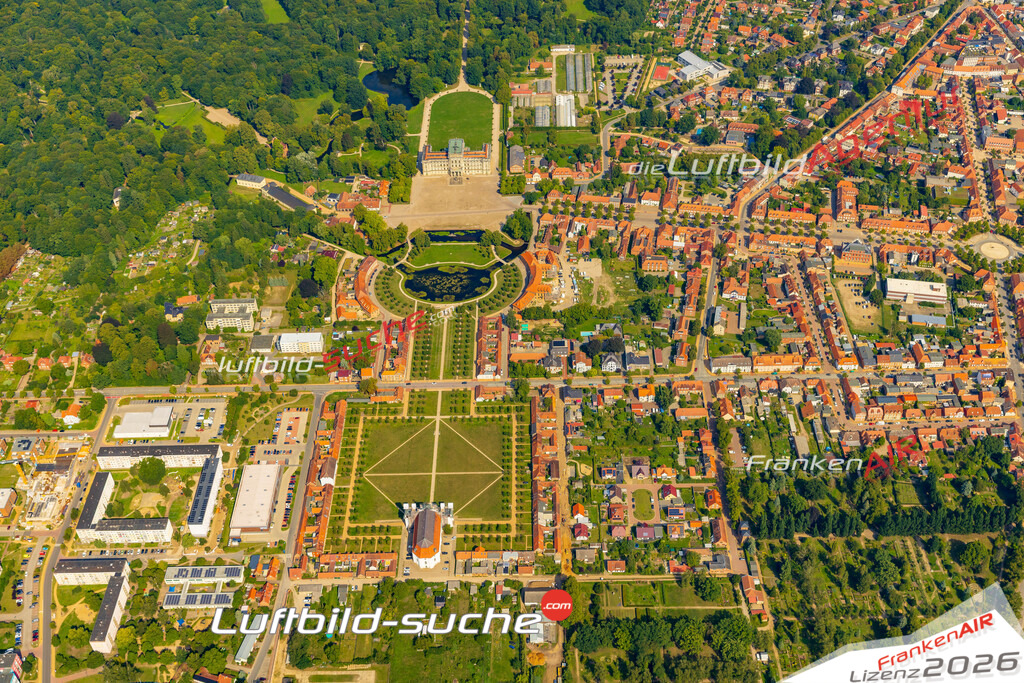 Schloß Ludwigslust Bild- Das Luftbild wurde 2025 vom UL-Flugzeug heraus erstellt ( keine Drohne bzw. Drohnenaufnahme ) - Hochauflösende Luftaufnahme -Nicht vergleichbar mit Google Maps oder Satelittenbilder- Die Geschenkidee !Mit Lizenz und Bildrechte bestellbar - CC