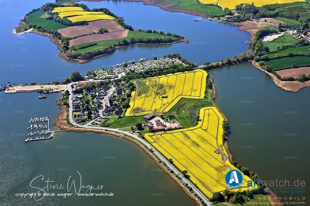 Luftbild Ostseefjord Schlei, Boren-Lindaunis Schleibrücke, Campingplatz Lindaunis, Sportboothafen Lindaunis | Der Sportboothafen Lindaunis liegt an der Schlei, einem ca. 40 km langen, von der Ostsee abzweigenden Fördearm in Schleswig-Holstein. Er ist ein wichtiger Anlaufpunkt für Segler und Motorbootfahrer, die die Schlei als Binnenwasserstraße nutzen. Der Hafen befindet sich direkt am südlichen Ortsrand von Lindaunis, einer Gemeinde in der Gemeinde Schwansen im Kreis Schleswig-Flensburg.