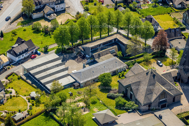 Schmallenberg240505275Gleidorf | Luftbild, Ortszentrum mit kath. Herz-Jesus-Kirche, Gemeinschaftsteilstandort Gleidorf der katholischen Grundschule, Kindergarten Kita Gleidorf, Gleidorf, Schmallenberg, Sauerland, Nordrhein-Westfalen, Deutschland