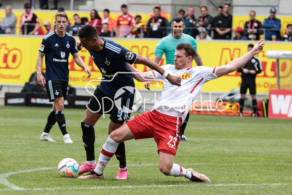 SSV Jahn Regensburg - Hamburger SV | Robert GLATZEL (HSV #9) im Duell mit Steve BREITKREUZ (SSV #23) / DFL REGULATIONS PROHIBIT ANY USE OF PHOTOGRAPHS AS IMAGE SEQUENCES AND/OR QUASI-VIDEO