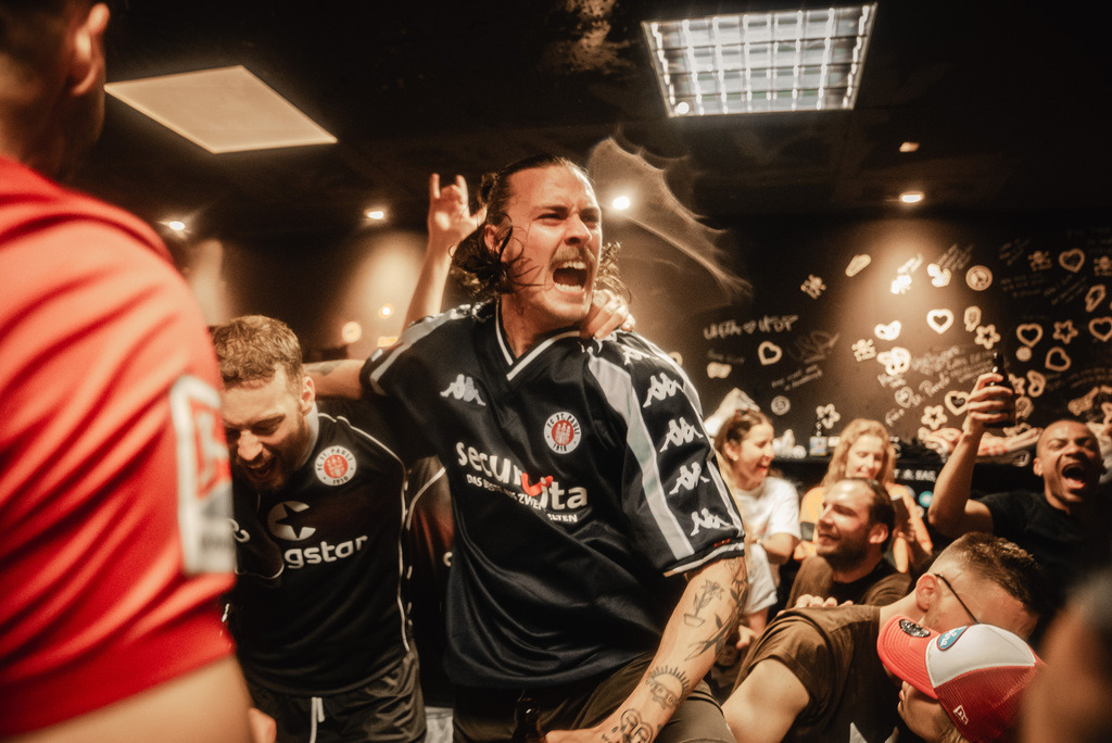 DSC04130 | Der offizielle Shop für FC St. Pauli Fotos. Wähle aus Spielszenen & Fanmomenten dein FCSP Wunschformat. Wir liefern Millerntor-Atmosphäre.