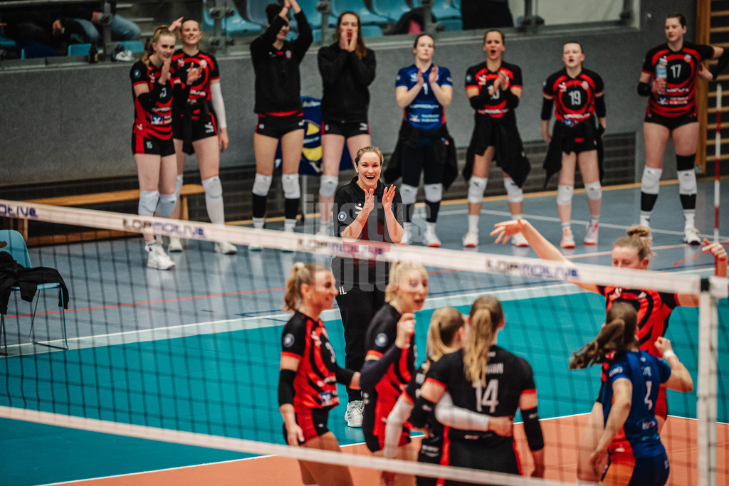Volleyball | Frauen | Saison 2025/2026 | Volleyball Bundesliga | ETV Hamburger Volksbank Volleys vs. VC Wiesbaden | 14.03.2026 | ETV jubelt, in der Mitte Trainerin Ines Laube (ETV Hamburger Volksbank Volleys)