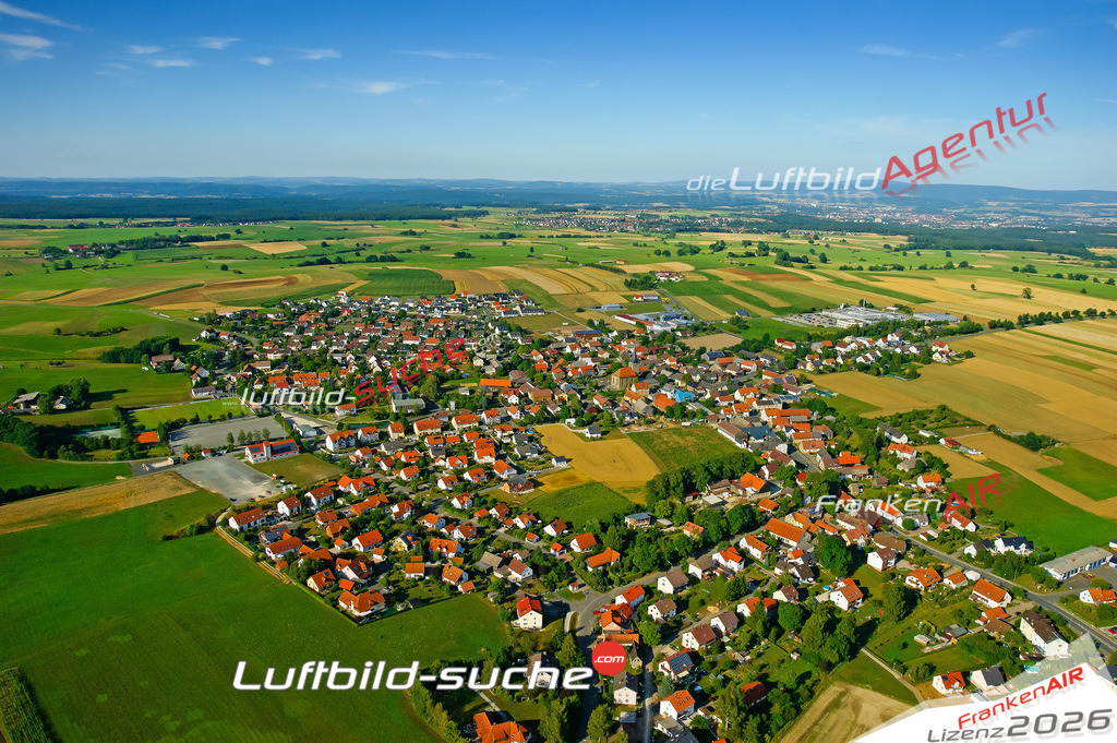 Die Luftaufnahme der Stadt Mistelgau wurde vom UL-Flugzeug heraus erstellt ( keine Drohne )- hohe Auflösung für beste Qualität