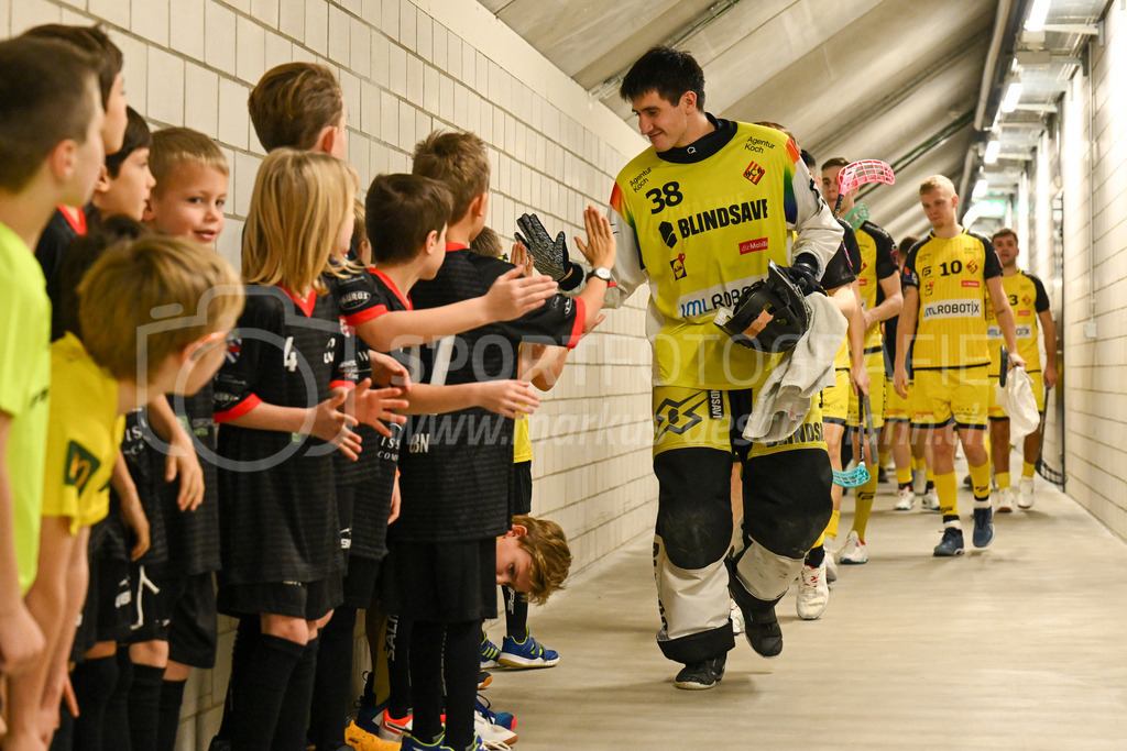 HC Rychenberg vs Floorball Köniz - 18. Dezember 2022 | HC Rychenberg vs Floorball Köniz
AXA Arena, Winterthur
Luca Locher (#38 HC Rychenberg) begrüsst die Einlaufkids.
Bild: Sportfotografie Markus Aeschimann | www.markus-aeschimann.ch - Realisiert mit Pictrs.com