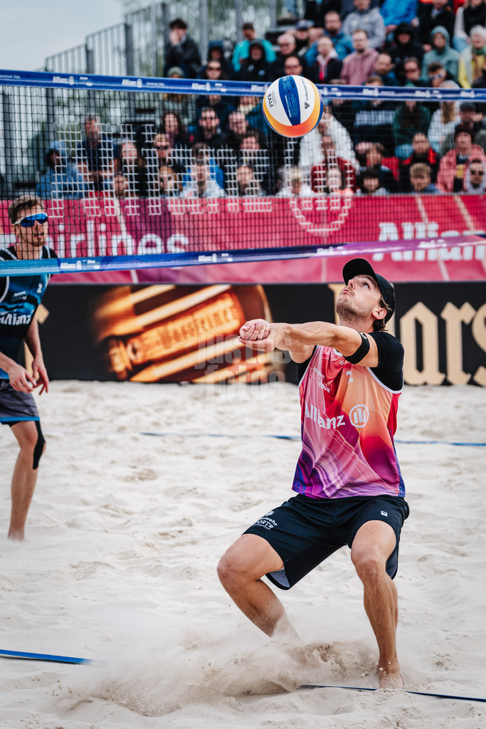 Beachvolleyball | Männer | German Beach Tour 2024 | Tourstop Bremen | 09.06.2024 | Paul Henning beim Zuspiel