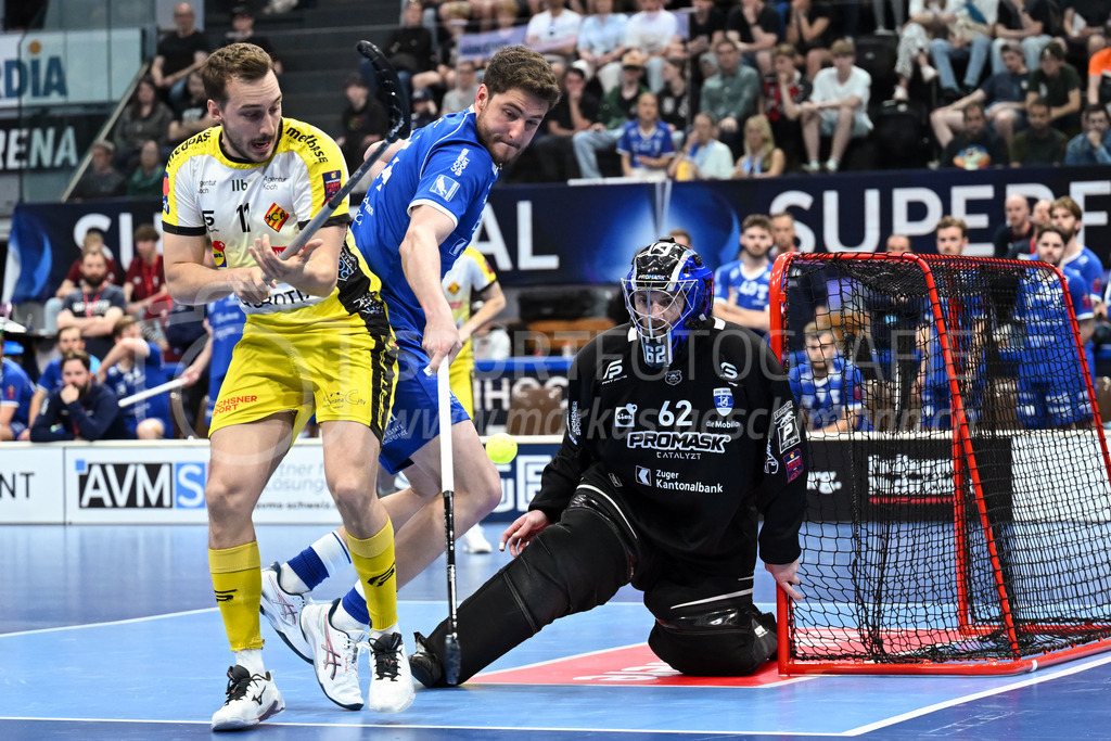 Zug United - HC Rychenberg - 25. April 2026 | Nils Schälin (#62 Zug United) verteidigt zusammen mit Raphael Neidhart (#14 Zug United) gegen Manuel Maurer (#11 HC Rychenberg Winterthur) am L-UPL Superfinal-Spiel zwischen Zug United und HC Rychenberg am 25. April 2026 in der BCF Arena, Fribourg, Schweiz.Bild: Sportfotografie Markus Aeschimann | www.markus-aeschimann.ch - Realisiert mit Pictrs.com