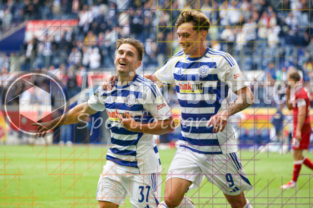 MSV Duisburg vs VfB Stuttgart II - 3. Liga | Duisburg, Deutschland, 02.08.25:   Patrick Sussek (MSV Duisburg) Torjubel, jubelt nach seinem Treffer zum 1:0 mit Tim Heike (MSV Duisburg) waehrend des Spiels der 3. Liga MSV Duisburg vs VfB Stuttgart II in der schauinsland-reisen-arena(Foto von Brauer-Fotoagentur / Adrian Schlueter)